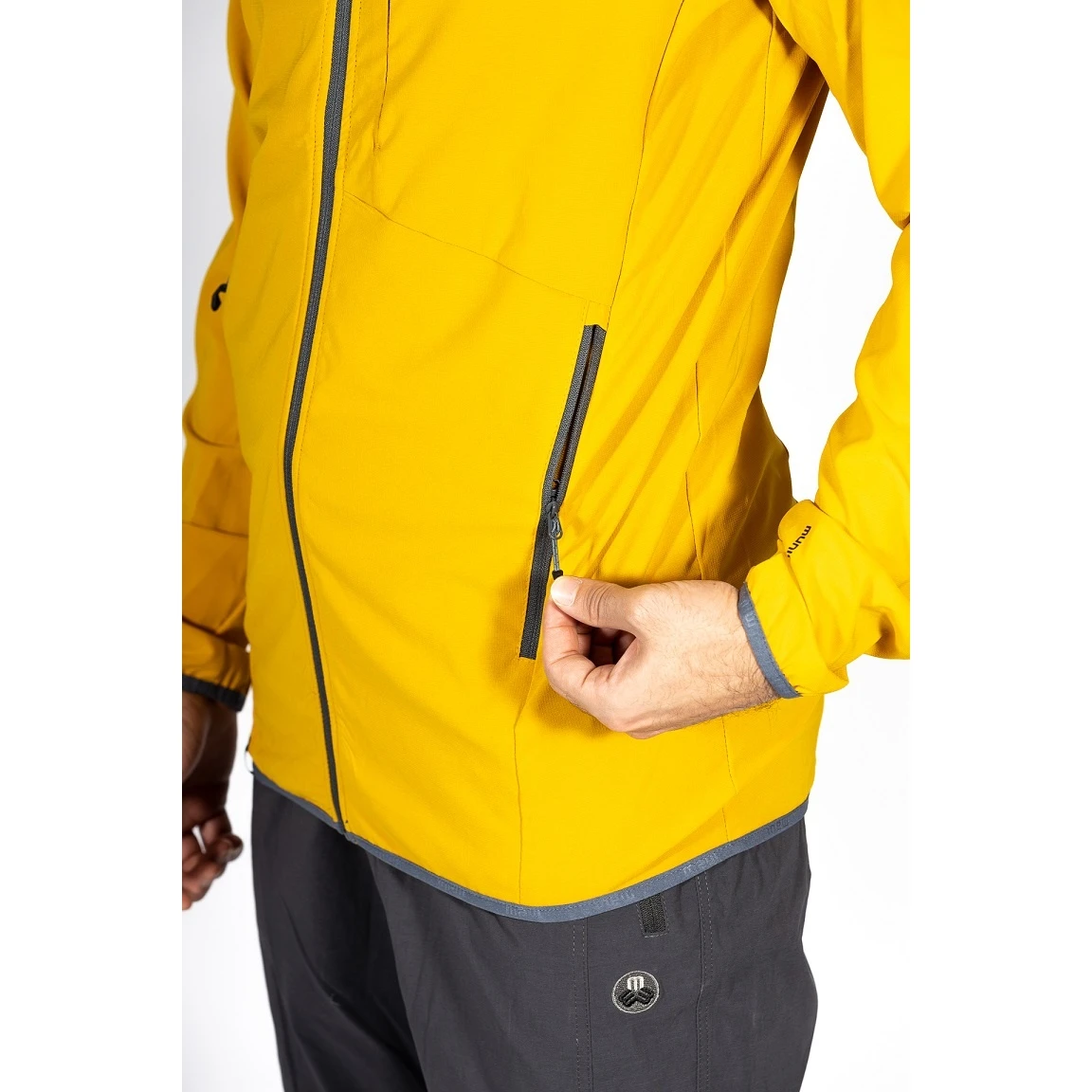 Maul Funktionsjacke Alpelhorn II - Sportliche Stretchjacke Mit Kapuze, Atmungsaktiv, Wasserabweisend - Dark Grün Herren 4 Maul Funktionsjacke Alpelhorn II - Sportliche Stretchjacke Mit Kapuze, Atmungsaktiv, Wasserabweisend - Dark Grün Herren – Bild 4